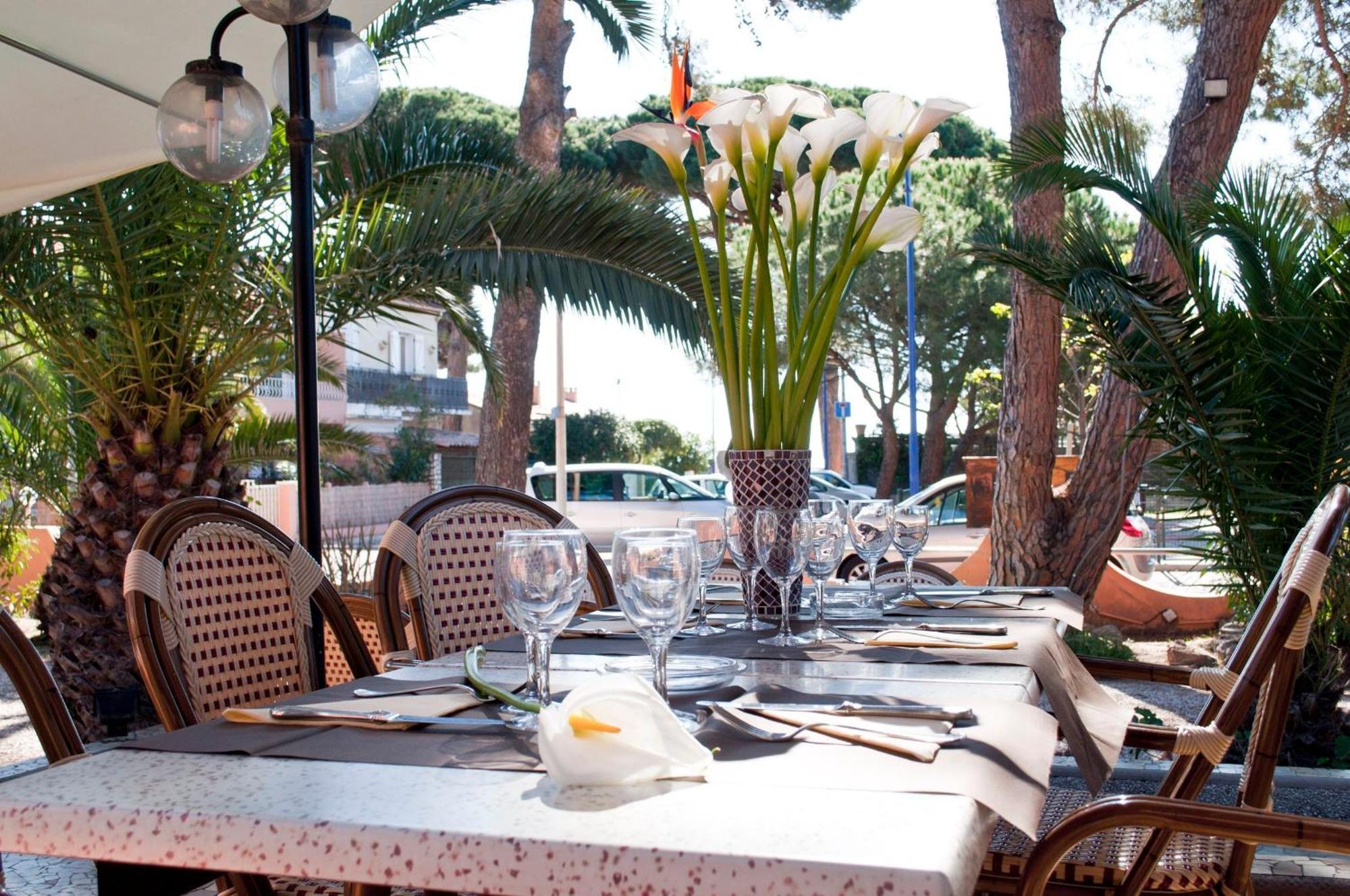 Logis Hotel Restaurant Le Kalliste Hyères Exterior foto